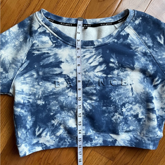 Balance Athletica (now VITALITY) Cropped Blue/White Tie Dye Sweatshirt Medium - Picture 6 of 7
